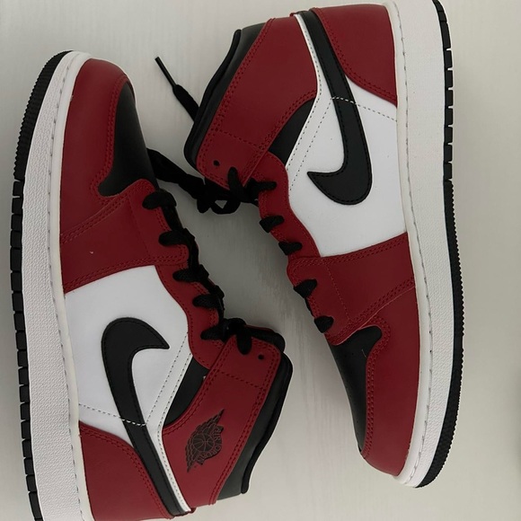 Nike Jordan 1 Mid Chicago Black Toe (GS) - Picture 2 of 3